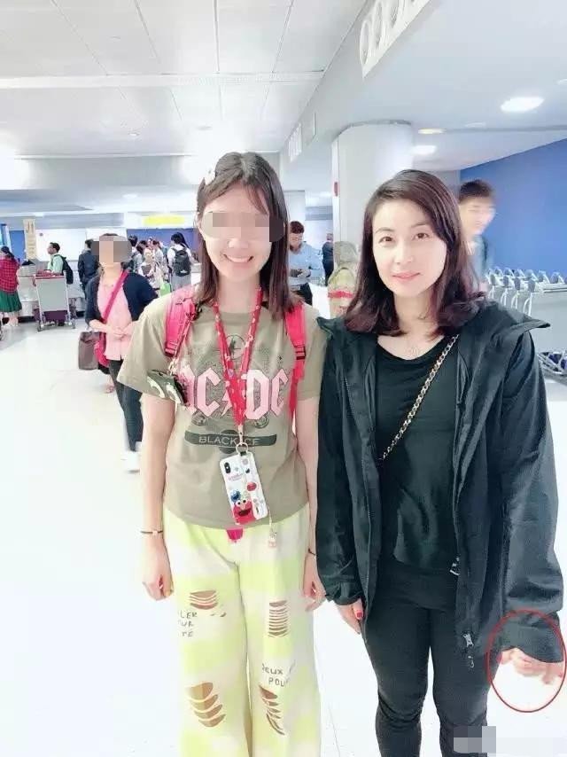 郭晶晶霍启刚带儿子超市扫货，女方瘦身成功，老公却现“幸福肥”