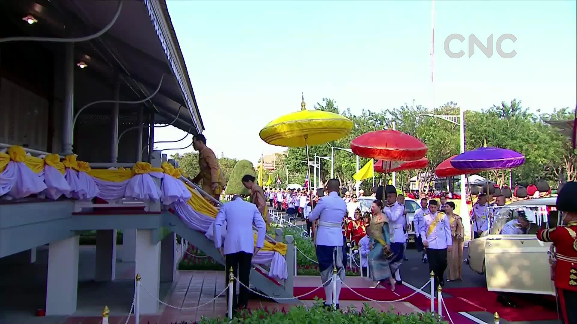 泰国国王加冕典礼水上巡游在曼谷举行