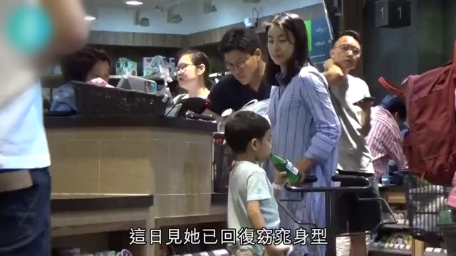 郭晶晶霍启刚带儿子超市扫货，女方瘦身成功，老公却现“幸福肥”