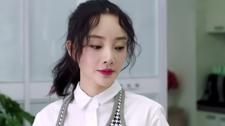 美女进主任办公室,进去前丝袜洞在后出来就在