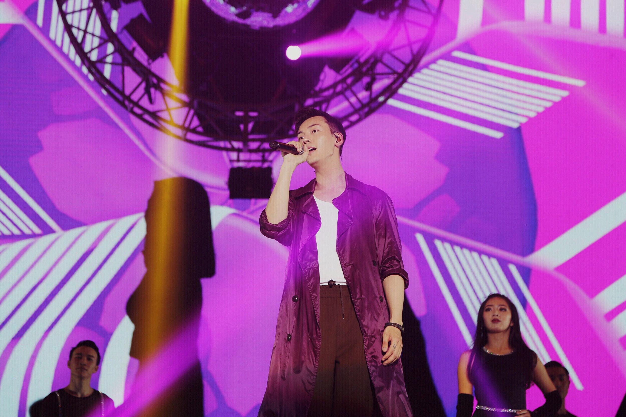 「江苏卫视」热力全开的舞台已加载完毕，陈伟霆来陪你跨年了！