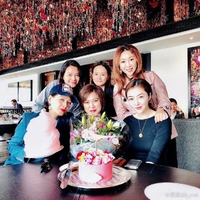 「侦探娱乐」熊黛林晒照为经纪人庆生，P图太过秒变“蛇精脸”