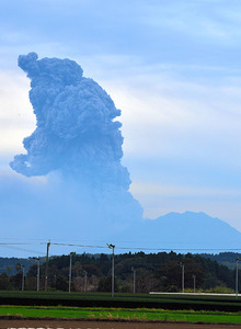 鹿儿岛—11月8日,这里的樱岛火山以壮观的方式喷发,火山灰和气体