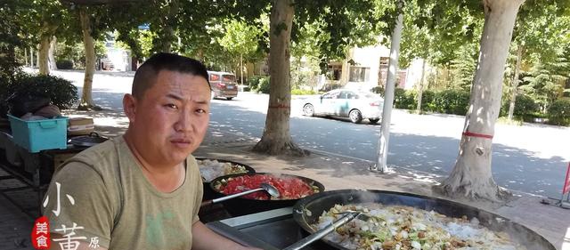 农村大哥做“喂猪菜”，9块1份，每天最少卖500份，农民工的福利