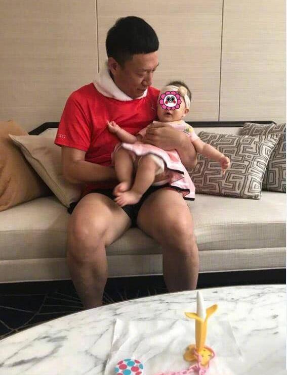 孙红雷携女外出寸步不离，一岁半女儿能跑会跳超可爱