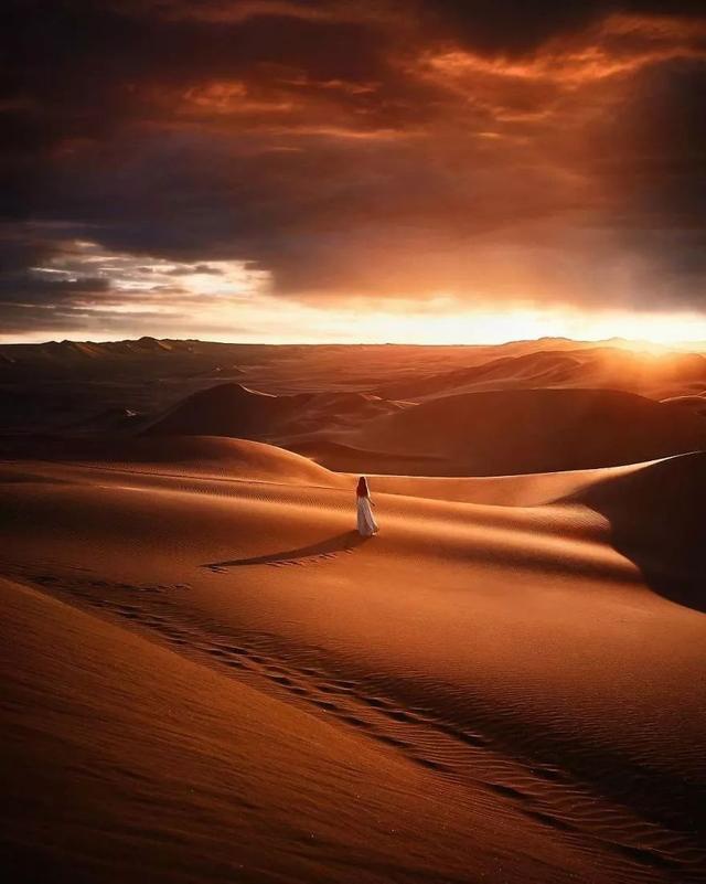 见过了太多的沙漠照片,但是tj drysdale却将这种一个人的 孤独感拍了