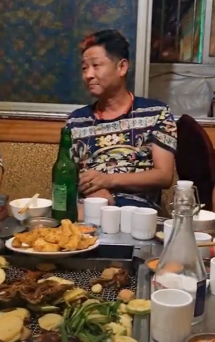 三德子赵亮近照曝光,皮肤黝黑打扮花哨,额前一撮红发很是时尚