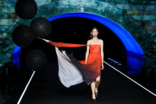 千年断桥上演时装秀：东方之美惊艳西湖