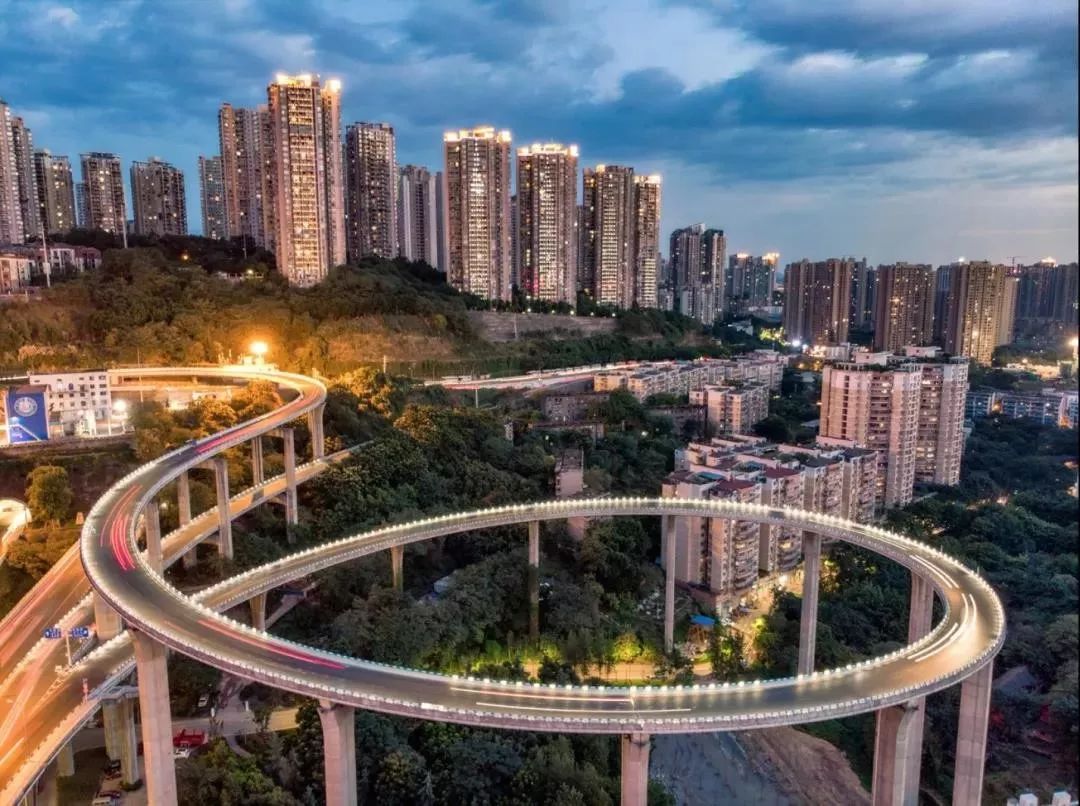 多层重庆 苏家坝立交桥下,低矮的棚户,是小北的家.