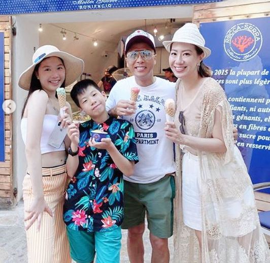 甄子丹15岁女儿穿露脐装秀小蛮腰，大长腿不输辣妈身材逆天