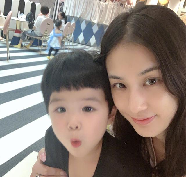 母子三人罕见同框！黄圣依送儿子们开学笑叹“哥俩好”