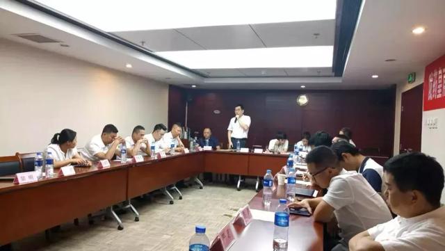 首先北京营销中心总监朱迎兵做2019年上半年销售总结报告,对各大区