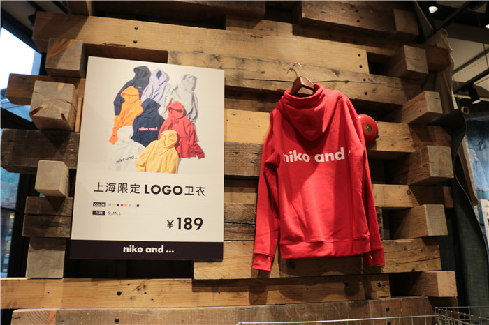 加入上海字样的英文logo和店址作为装饰的手机壳以及经典niko and