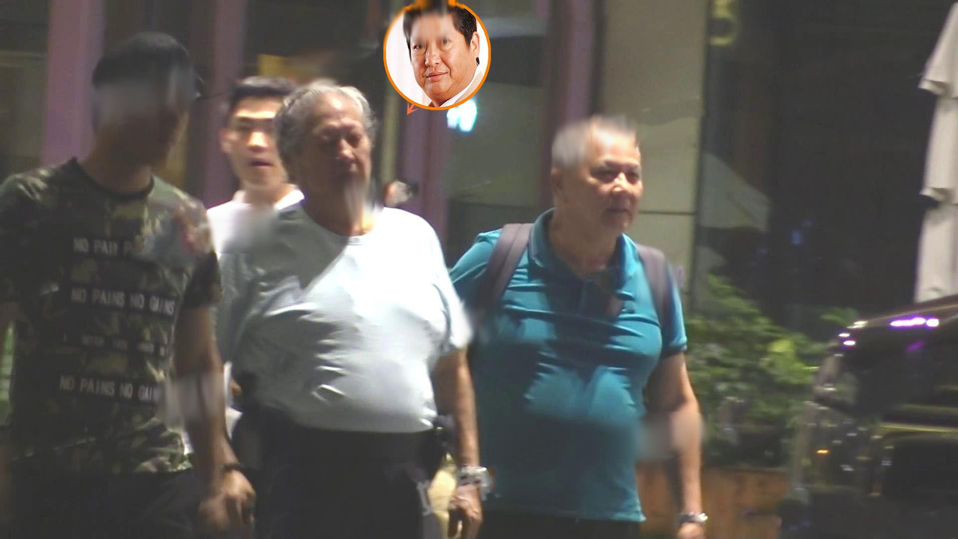 「熊猫娱乐」洪金宝深夜陪美妻现身，拄拐杖头发苍白，走路要助理搀扶
