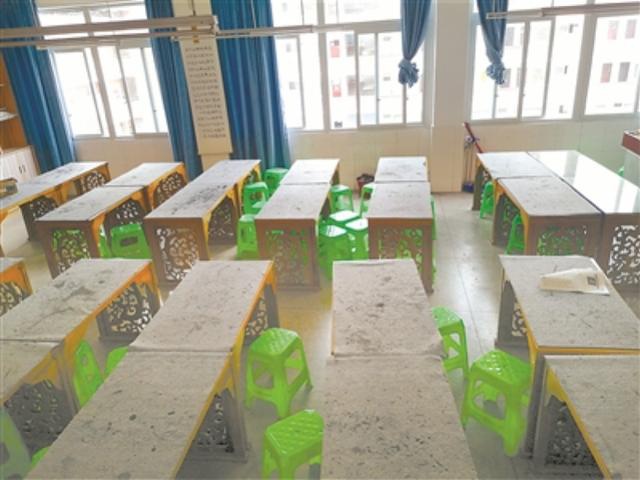 校长为给办公室买沙发 将学生300元课椅变10元塑料凳