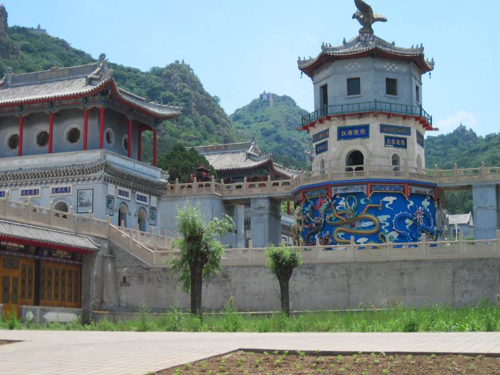 辽宁葫芦岛山谷里的古老寺庙灵山寺