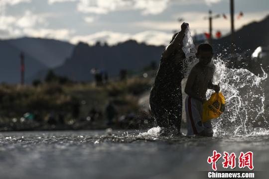 西藏民众迎传统"沐浴节"