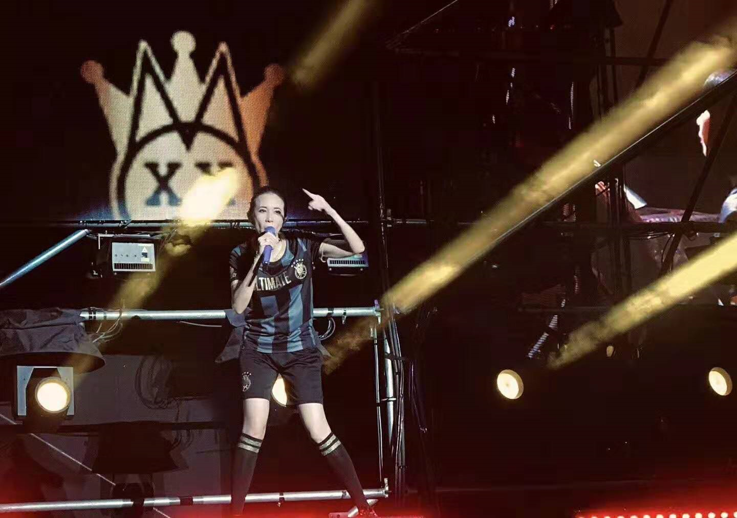 「AI财经社」被低俗消费的明星：莫文蔚房间叫卖8800元，黎明刘亦菲曾中枪