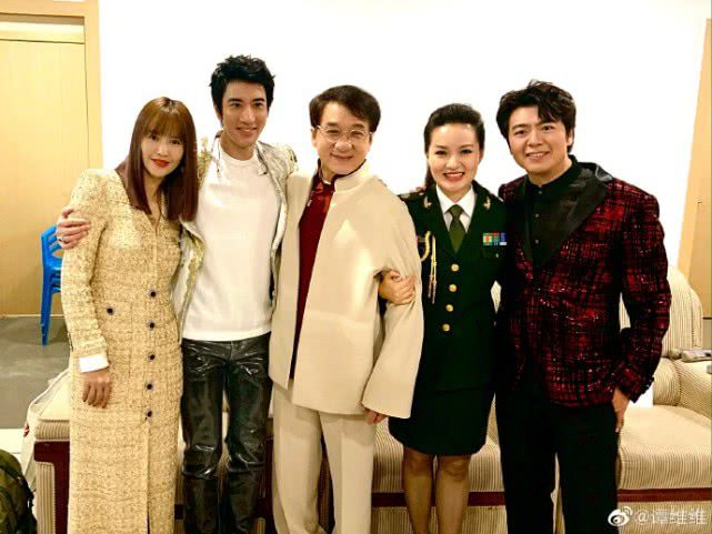 谭维维参加军运会晒众星合影与成龙王力宏搂肩搭背,成龙表情亮了
