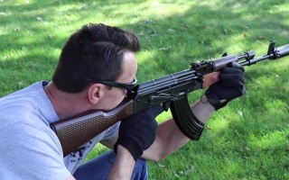 ak步枪配备消音器射击,声音小的可以不用戴耳麦