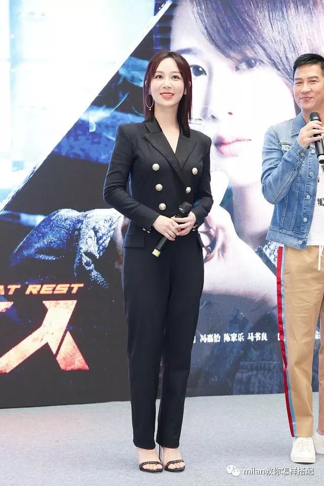 27岁的杨紫也长大了,一身黑色西装沉稳干练,坐姿优雅笑容太甜了