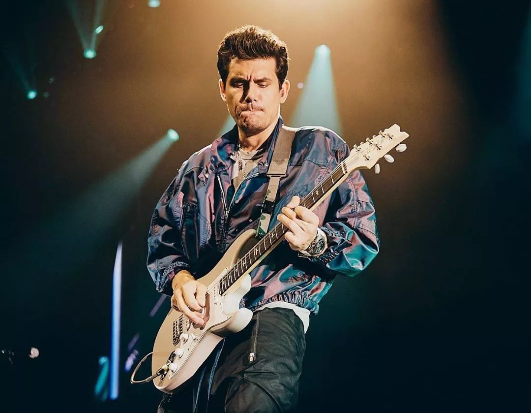 当然啦,作为美国歌手 john mayer 也会支持一下本土品牌.