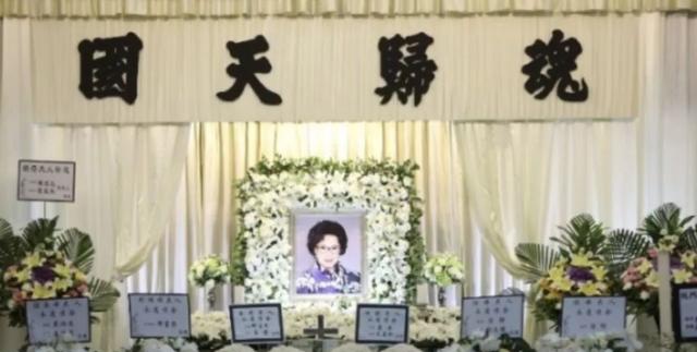 梁舜燕设灵众星致祭，干儿子李克勤神情哀伤，周润发刘德华送花圈悼念