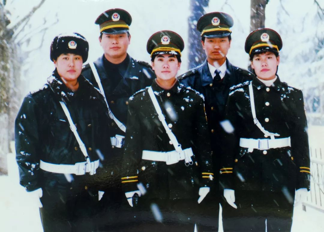 1997年,胶州市历史上第一个女子交警岗民警合影