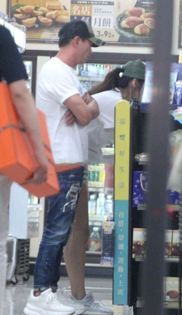 安以轩住月子房包下一层楼，产后现身露辣腿，牵老公恩爱逛街