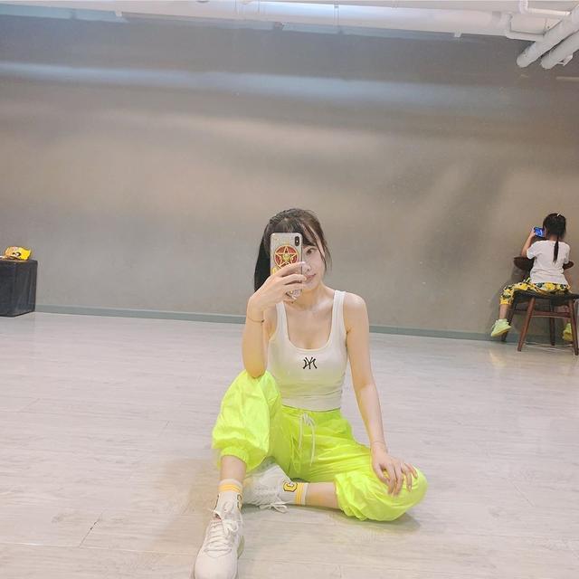 李小璐晒与女儿暑假日常，甜馨用左手画画认真乖巧