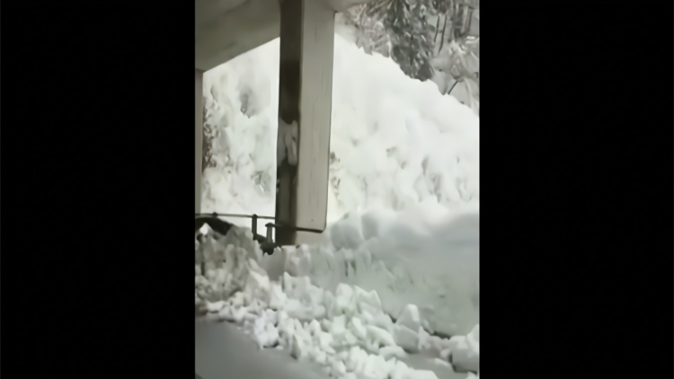 瑞士一处隧道发生雪崩 满山积雪如瀑布直下