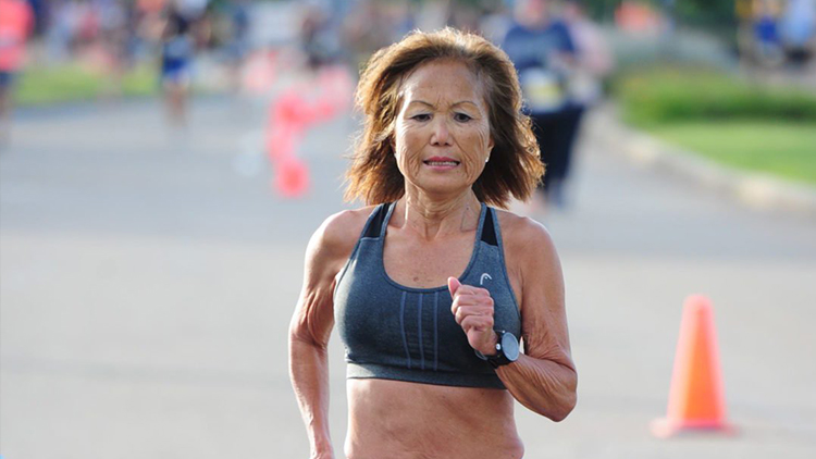 71岁奶奶跑出世界纪录!1小时37分跑完半程马拉松