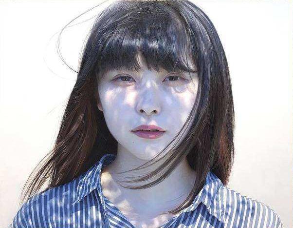 日本画家画"落水少女",放大8倍后再看,手上黑痣都清晰