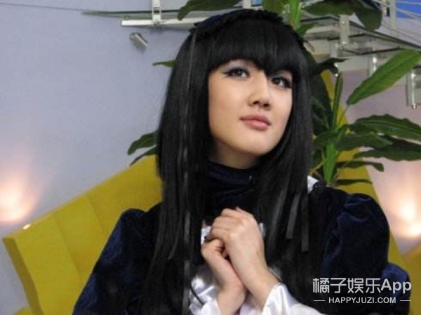 还记得《丑女无敌》里的助理小艾吗？她现在长这样了