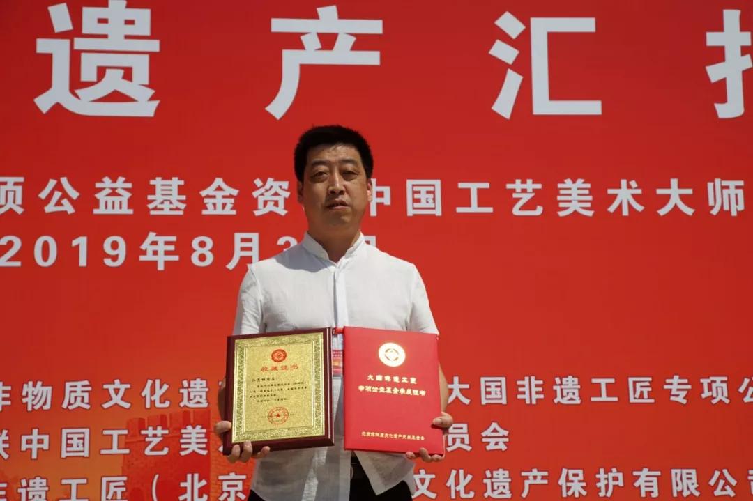 婺源非遗传承人江亮根亲手制作《红旗颂》,向祖国70