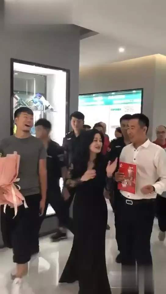 42岁阔太陈少霞产女一月极速瘦身，与令狐冲同台仍是当年小师妹