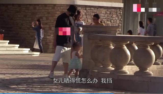 孙红雷携女外出寸步不离，一岁半女儿能跑会跳超可爱