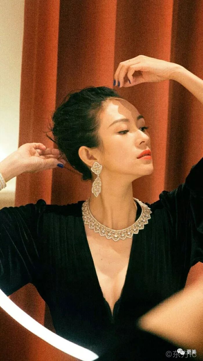 大表姐就更不用提了,自信是她的标签,深v露背也依然大气又美丽.