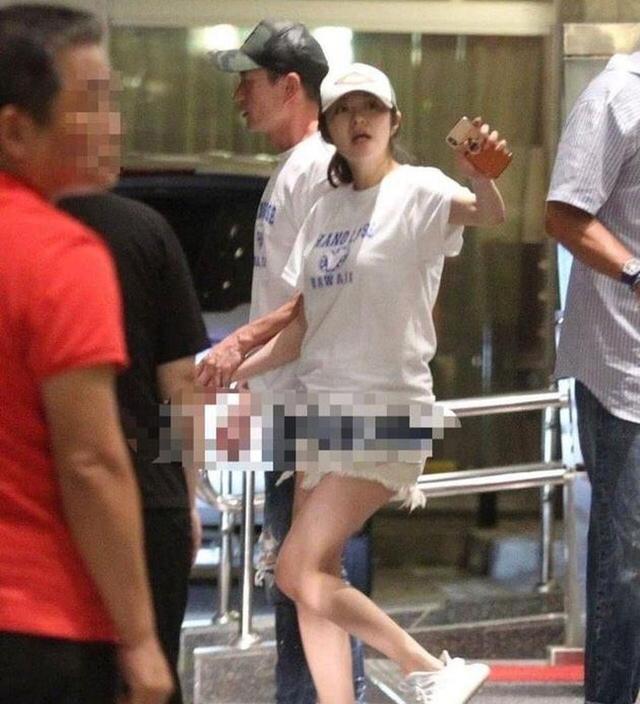 安以轩产后复工晒自拍，身材恢复神速依旧少女