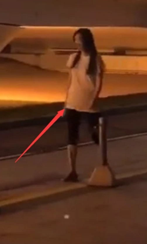 林瑞阳一家街头散步，老婆张庭衣着宽松，小腹圆凸有情况？