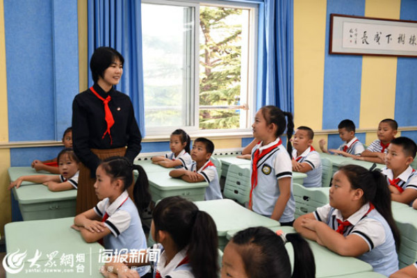 万华小学开学第一课现场