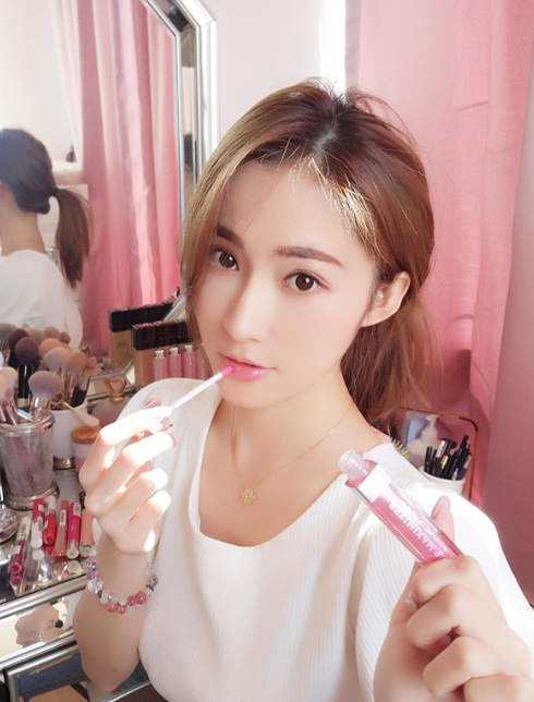 杨受成要抱孙了！杨政龙未婚妻大晒孕照，四肢纤细长肚不长肉