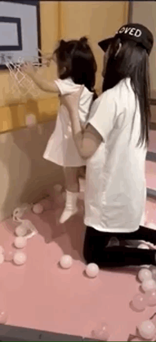 郭富城女儿穿妈妈高跟鞋走路，踉踉跄跄超可爱