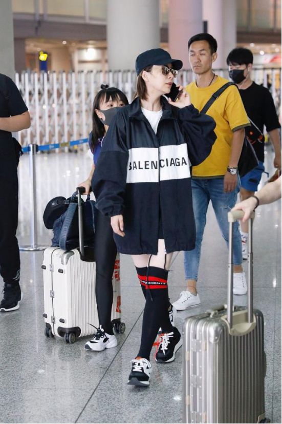 海清为中年女演员发声不成改扮少女？穿杨幂同款过膝袜，42岁成潮妹