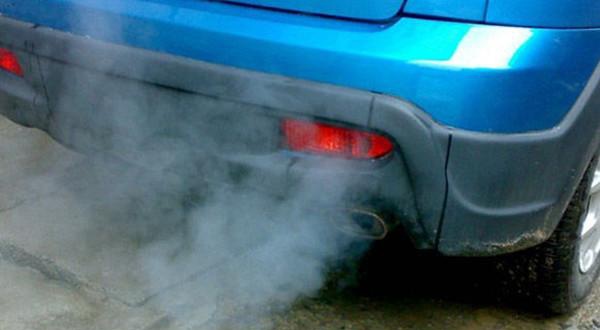 汽车排气管冒烟，到底是怎么回事？经常开车的你得知道