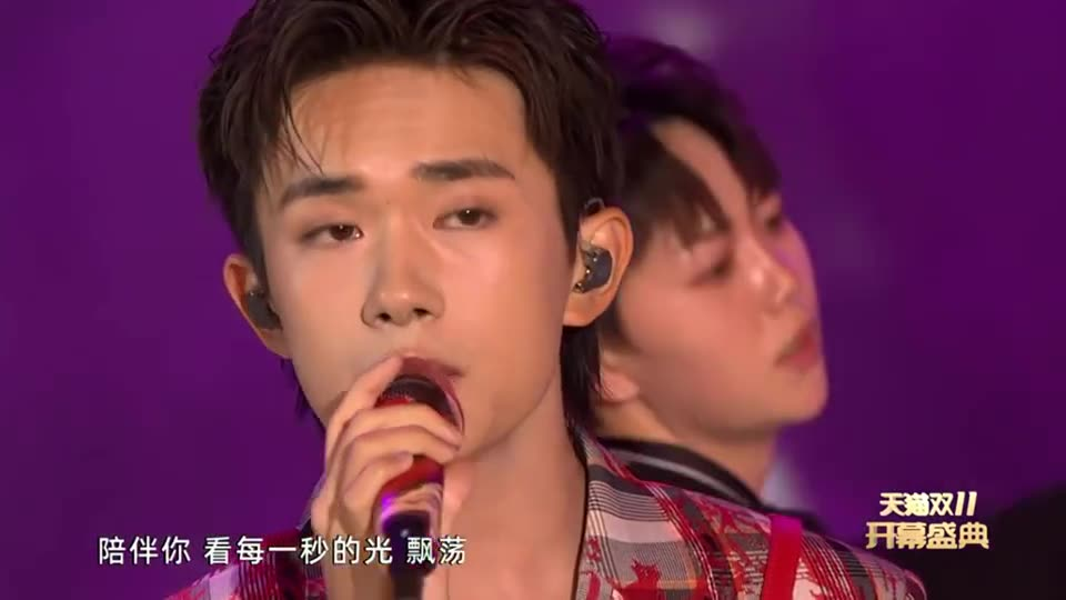 天猫双11开幕盛典:易烊千玺新歌首秀,一身格子
