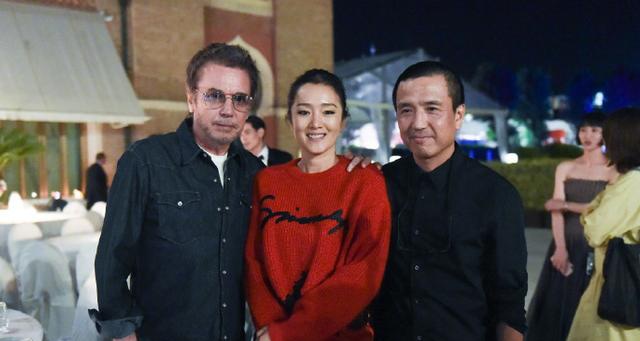 「巴塞电影」巩俐又在红毯美出新高度了！外国粉丝写中文字牌，一句话逗乐巩皇