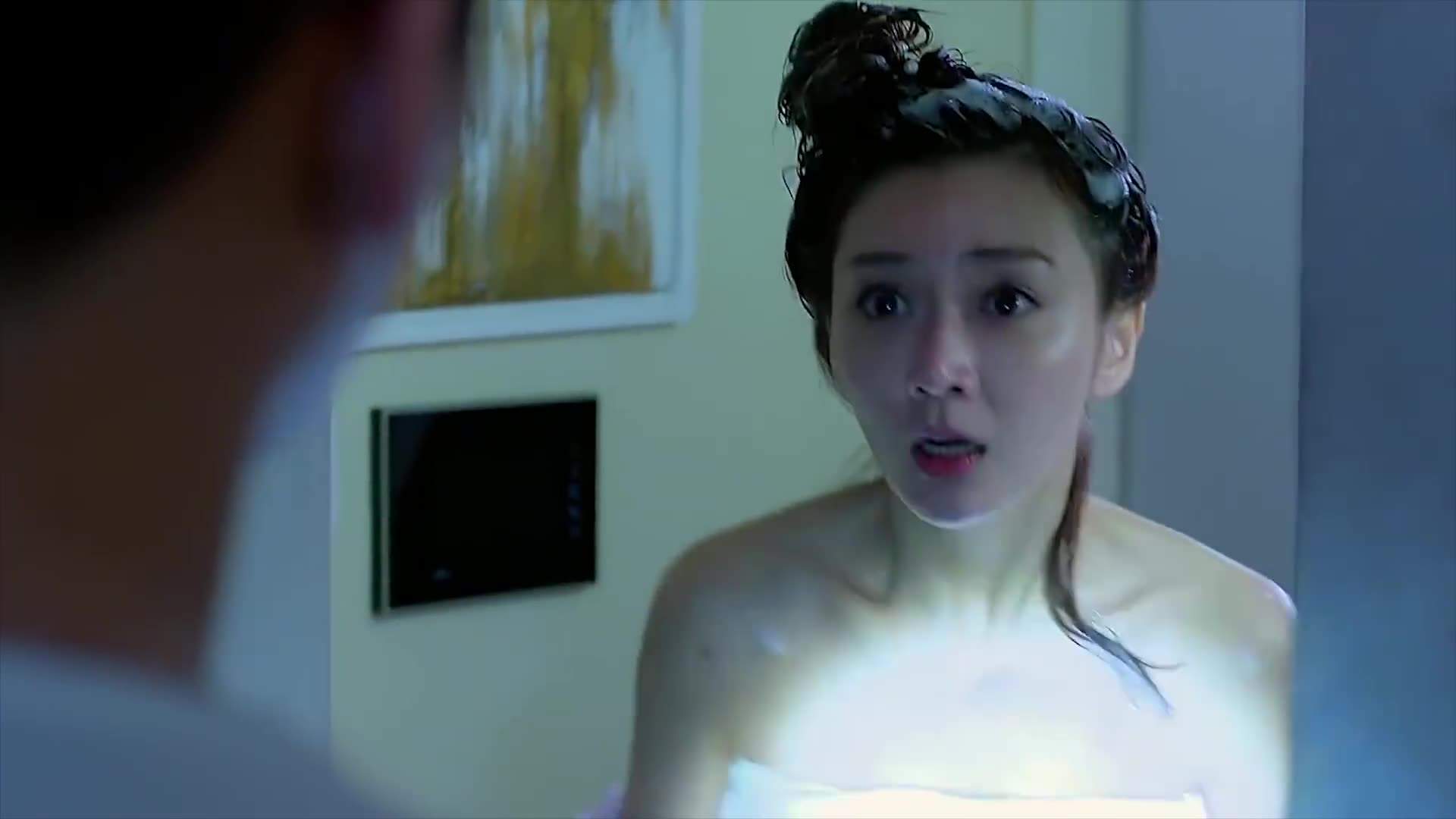 美女洗澡突然停电,以为是妈妈来帮忙,一开门吓