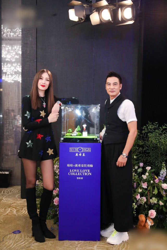 不想用伤口博同情？任达华陪老婆出席活动，合照故意藏起右手