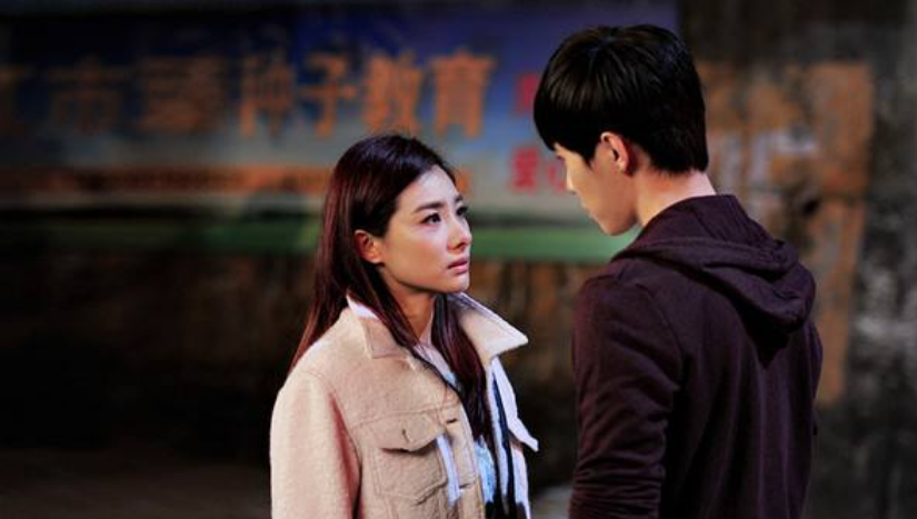 【会火】奥运冠军刘璇4岁儿子罕露面，母亲太宠儿，两人抬车不让孩子走路